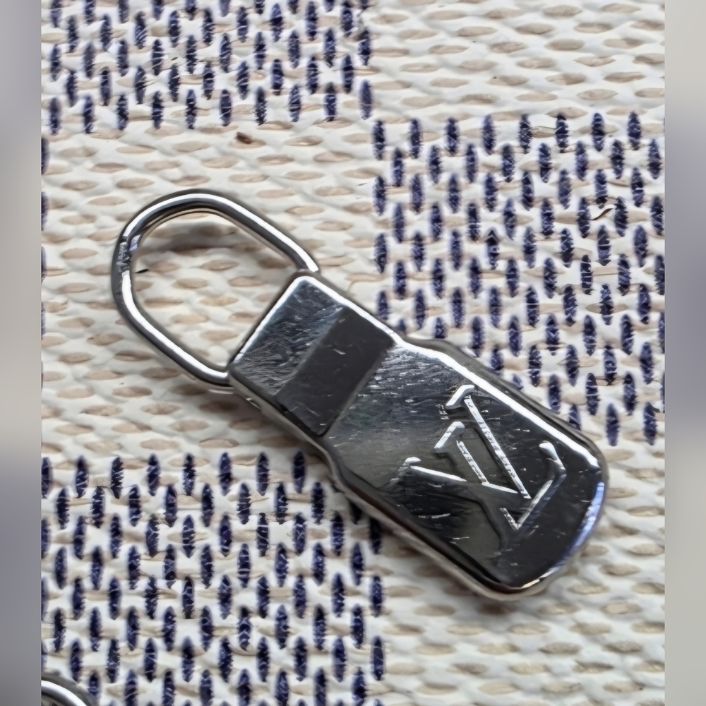 Louis Vuitton Zipper Pull X1